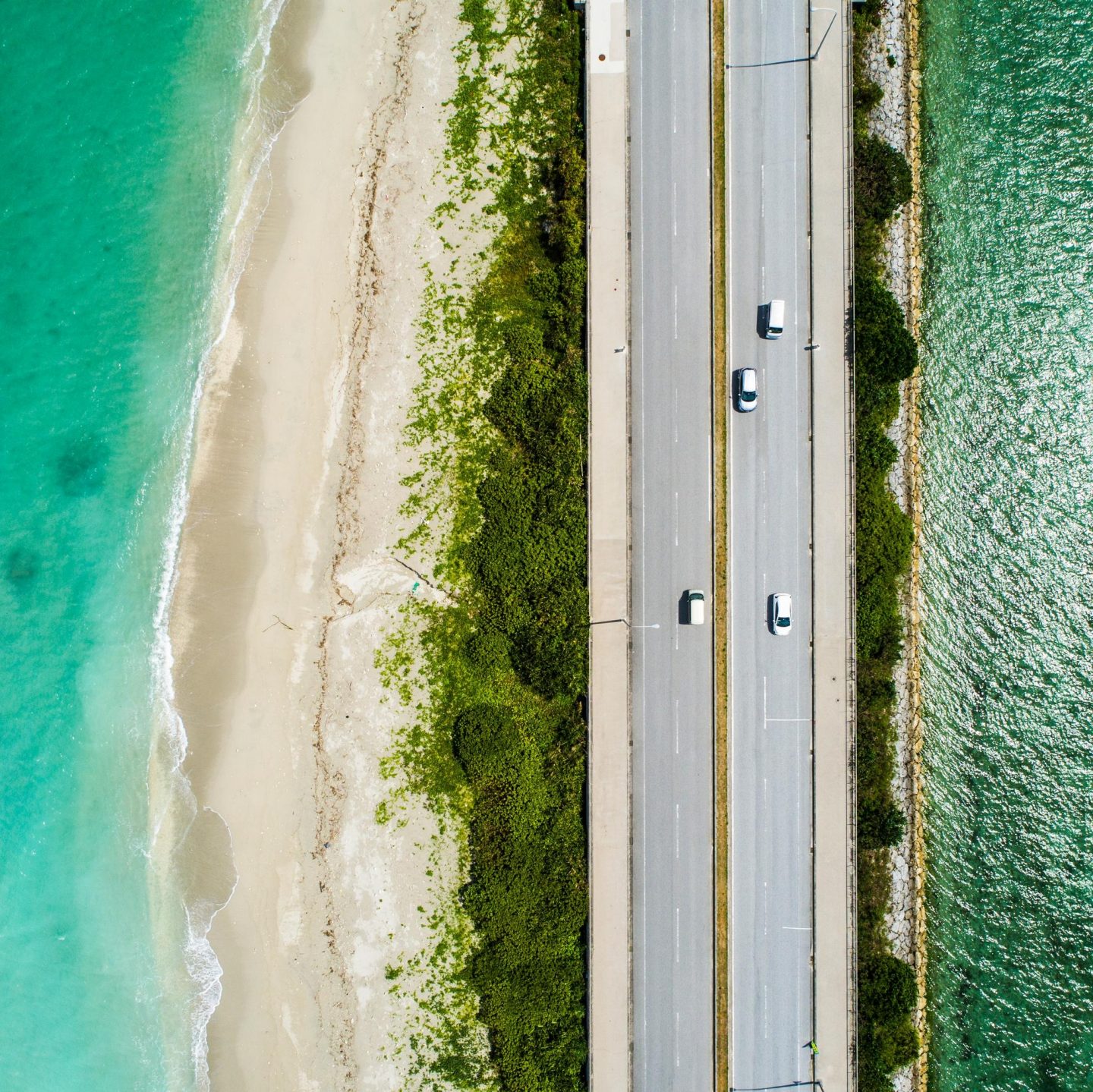 Luftaufnahme einer Stra&radic;&uuml;e und dem Meer // Aerial view of linear road and blue sea