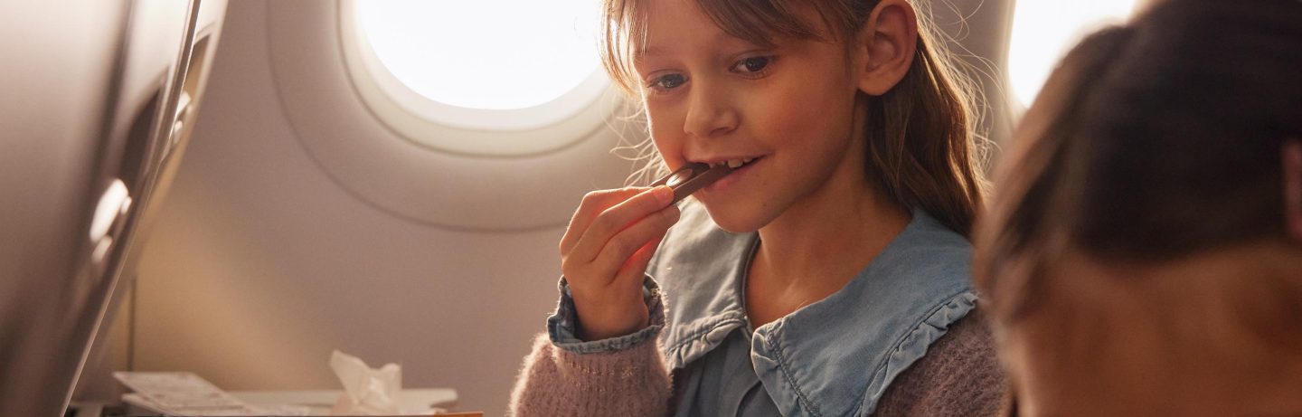 2 Kinder spielen in der Economy Class des A320neo. // 2 children playing in Economy Class of the A320neo.