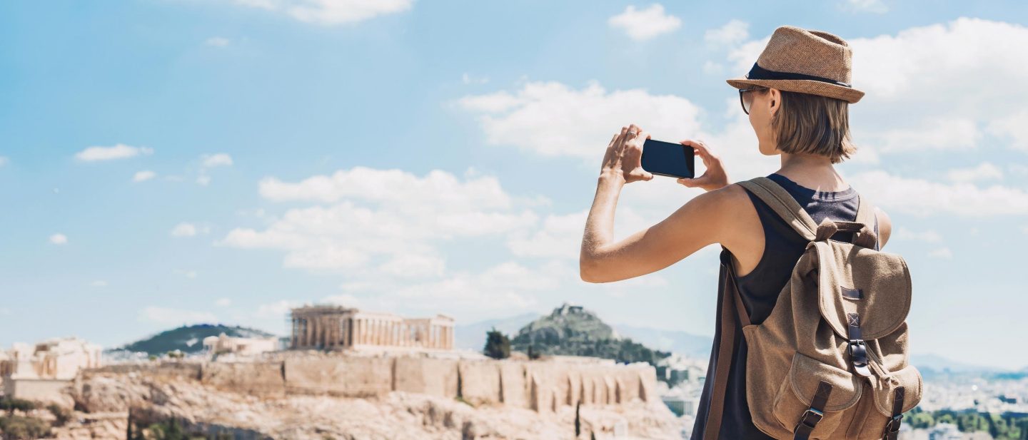 Griechenland, Athen: Eine Frau macht ein Foto von der Akropolis // Greece, Athens: A woman taking a picture of the Acropolis