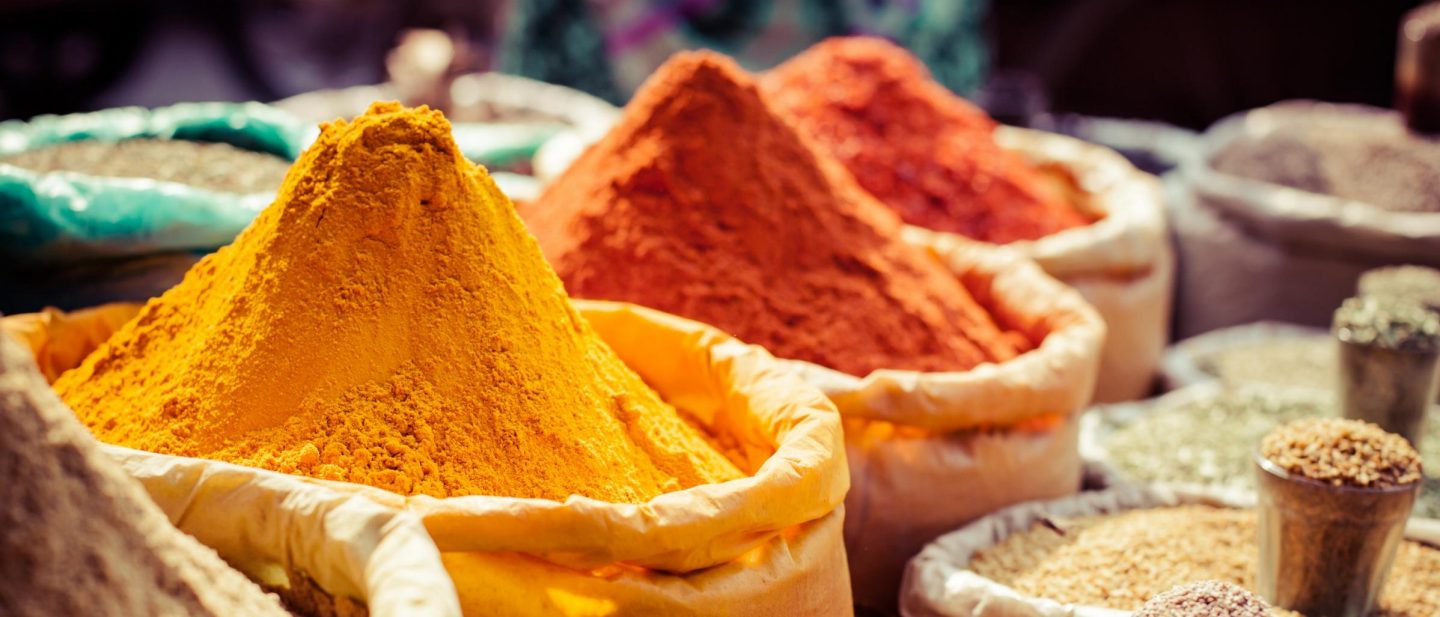 Indien, Delhi: Nahaufnahme von bunten Gew&radic;&ordm;rzen auf einem Markt // India, Delhi: close up of colorful spices on a market\n