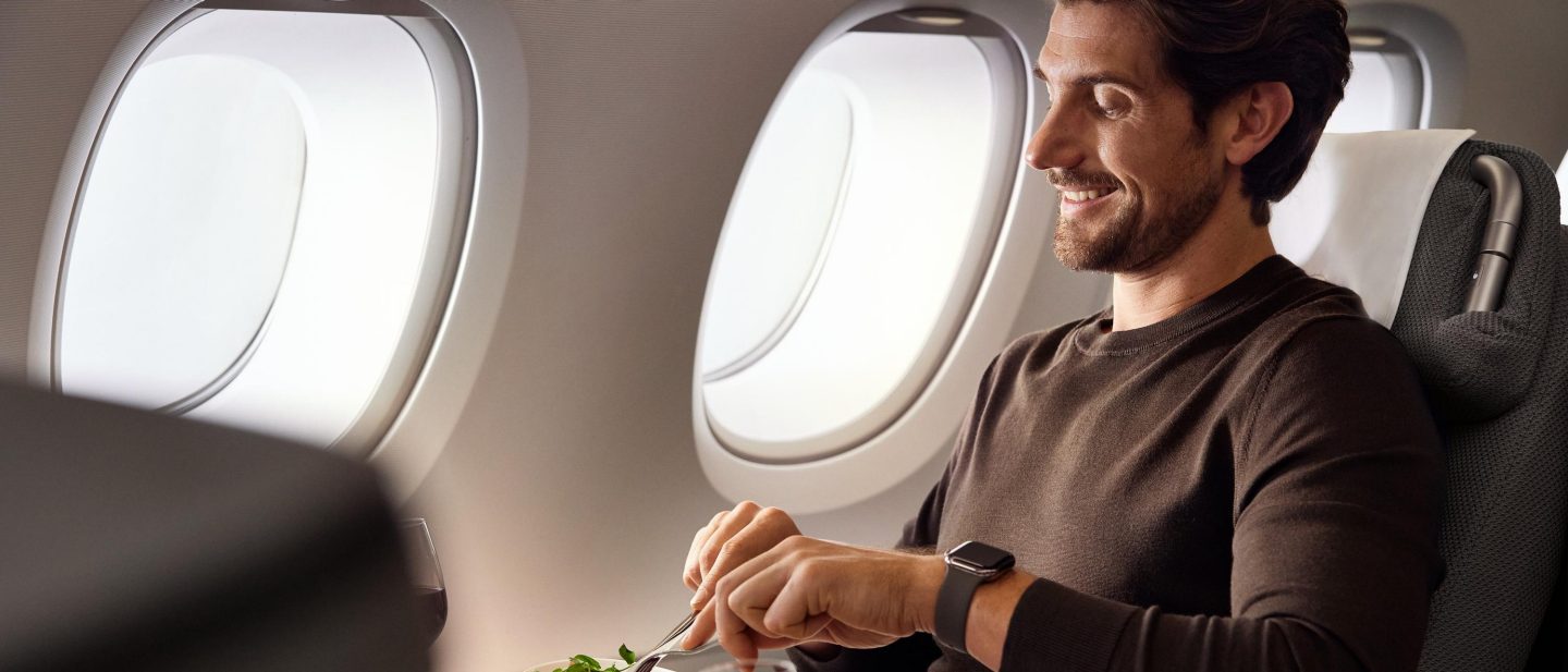 Ein Mann sitzt in der Business Class im A380 und genie&szlig;t sein Men&uuml;. // A man sits in Business Class on the A380 and enjoys his meal.