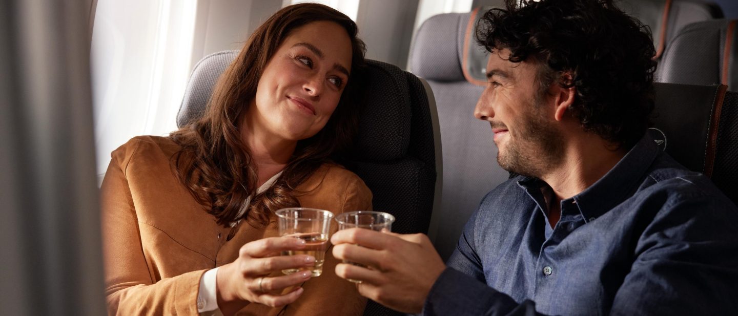 Junges Paar trinkt Weisswein an Bord. // Young couple drinking white wine on board. 