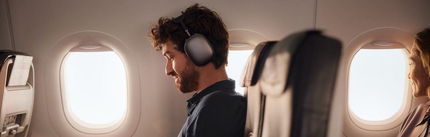 Mann nutzt Kopfh&ouml;rer an Bord. // Man is using headphones on board. 