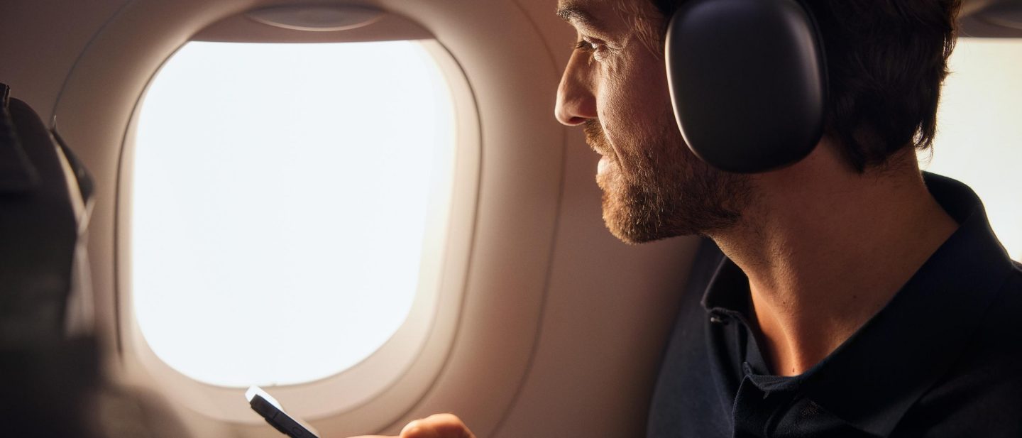 Mann nutzt Kopfh&ouml;rer an Bord. // Man using headphones on board. 