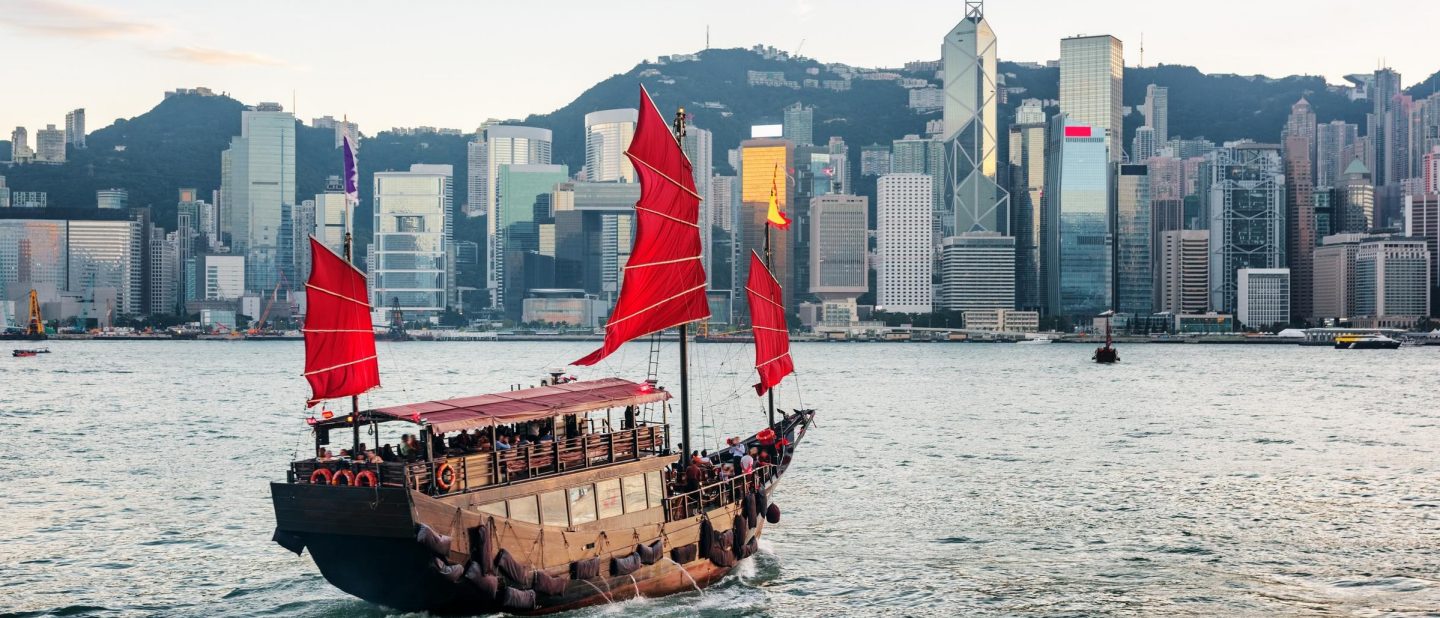 China, Hongkong: Skyline von Victoria Harbour mit traditionellem Segelboot // \nChina, Hong Kong: Victoria Harbor skyline with traditional sailing boat