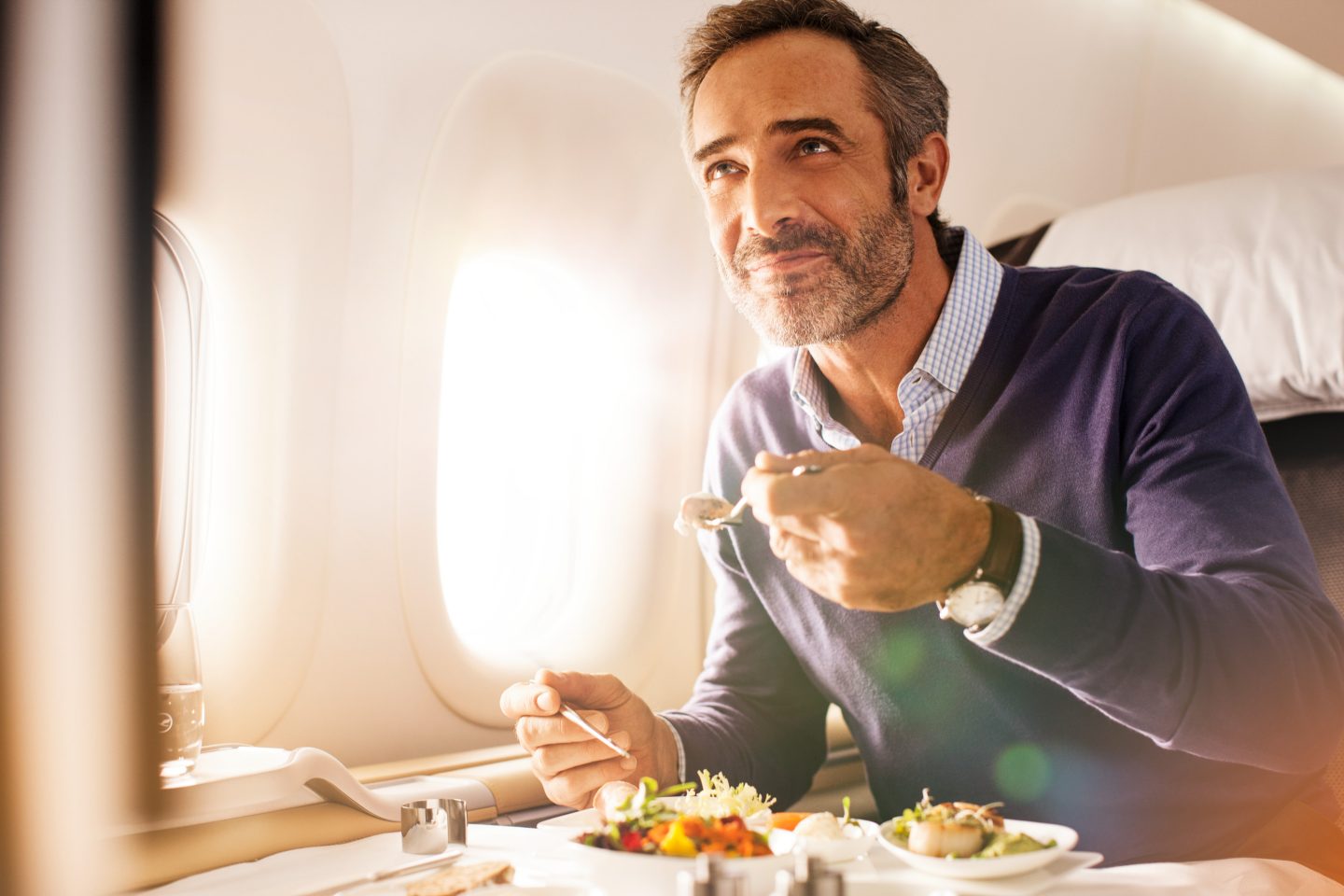 Mann genie&szlig;t die Vorspeise // passenger enjoying his starters