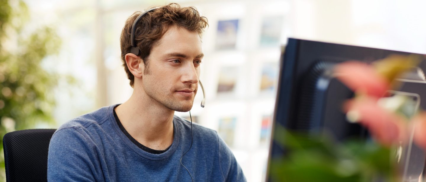 Junger Mann mit Headset// Young man with headset